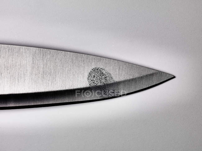 Відбиток пальця на лезі ножа — стокове фото