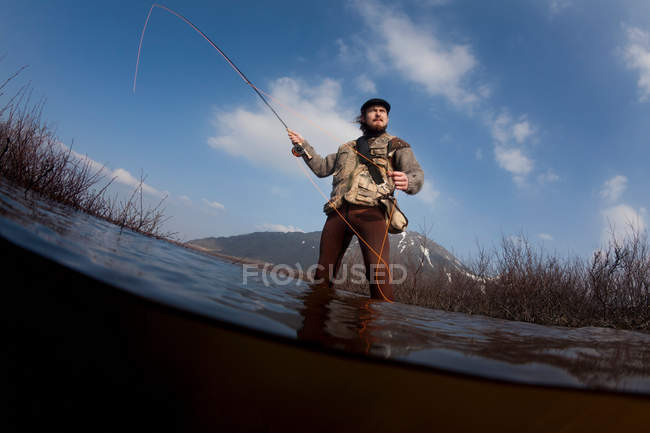 Man fishing in lake — Stock Photo