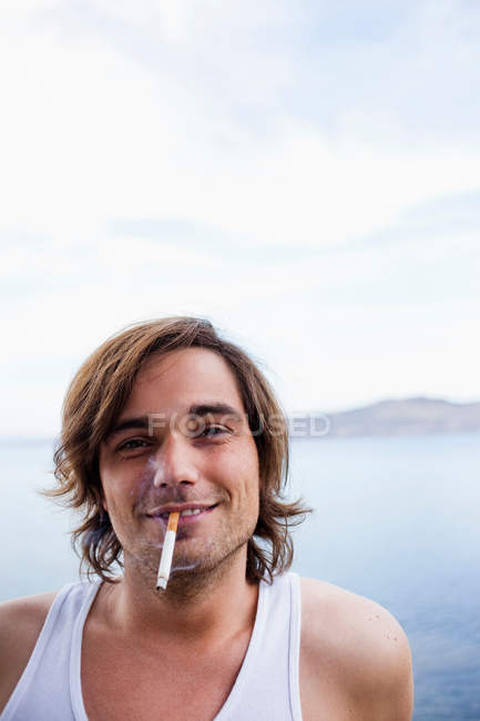 Junger Mann raucht Zigarette — Stockfoto
