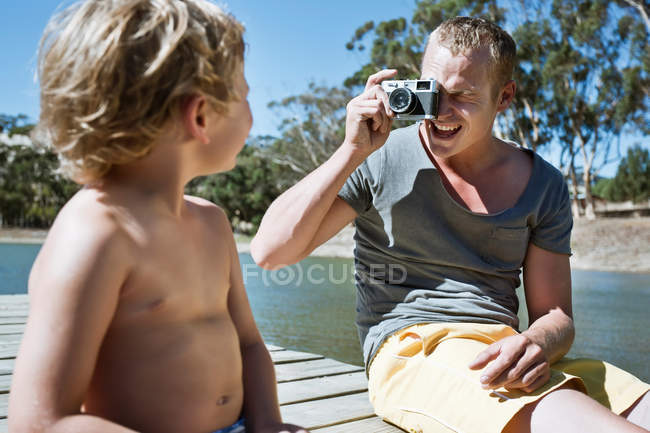 Homem tirando foto de menino — Fotografia de Stock
