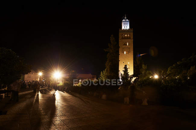 Городская часовая башня освещалась ночью — стоковое фото