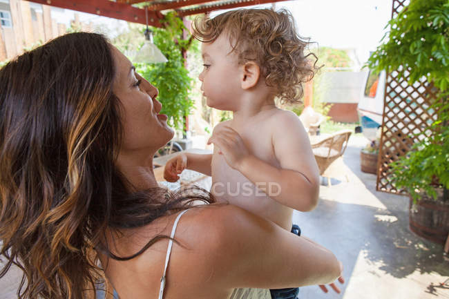 Madre holding figlio — Foto stock