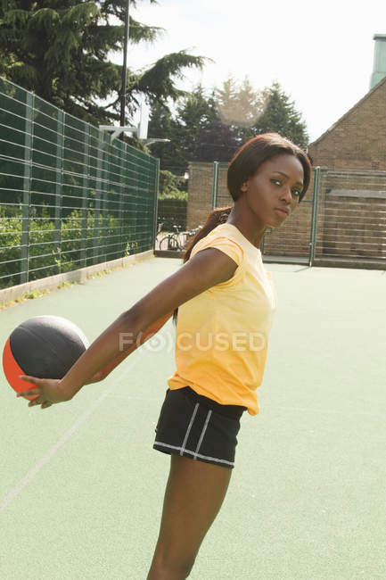 Femme jouant au basket — Photo de stock