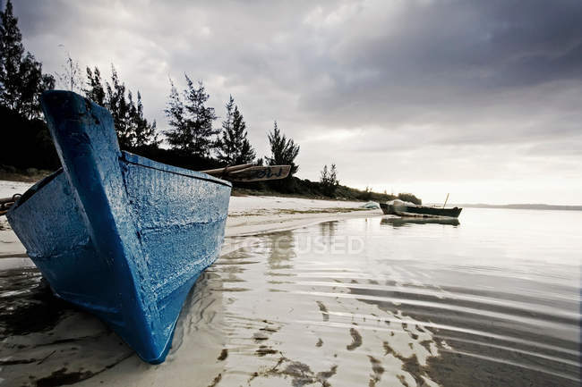Vecchia barca ormeggiata in acqua sporca — Foto stock