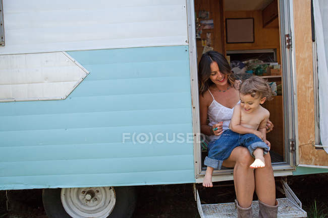 Madre e figlio seduti sulla porta — Foto stock