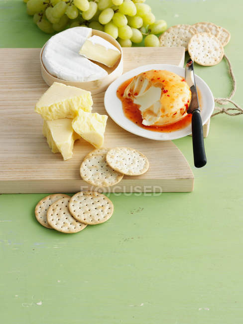 Assiette de fromages et craquelins — Photo de stock