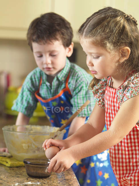 Діти випікають разом на кухні — стокове фото