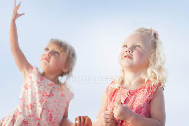 Meninas de pé juntos ao ar livre — Fotografia de Stock