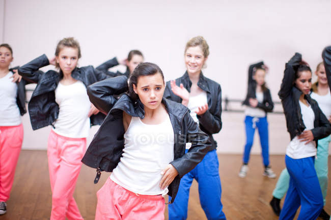Les adolescents dansent en studio — Photo de stock