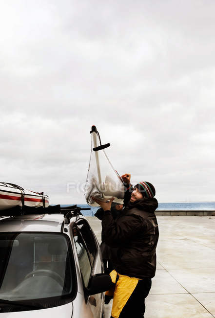 A los hombres Carry Kayak - foto de stock