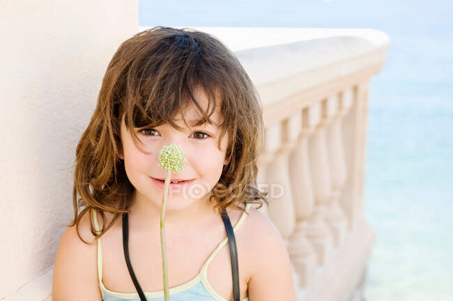 Portrait d'une fille à tige végétale — Photo de stock