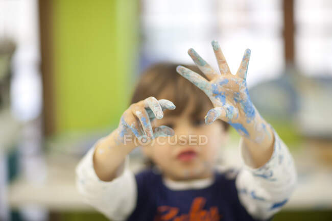 Kleinkind spielt im Unterricht mit Aquarell — Stockfoto