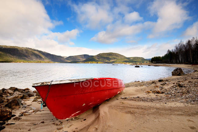 Barca rossa sul lungolago — Foto stock