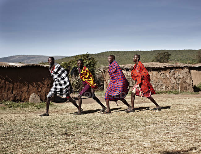 Hombres masai caminando juntos - foto de stock