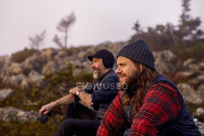 Wanderer genießen die Aussicht auf felsiges Feld, Sarkitunturi, Lappland, Finnland — Stockfoto