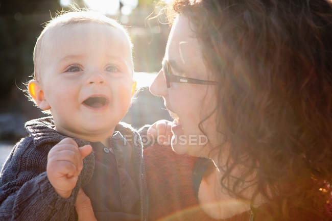 Madre y bebé riendo juntos - foto de stock