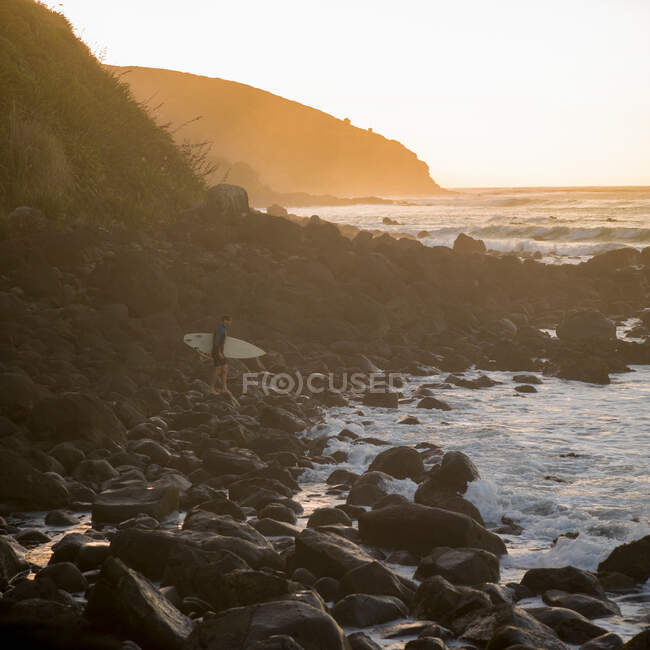 Surfer klettern am Strand auf Felsen — Stockfoto