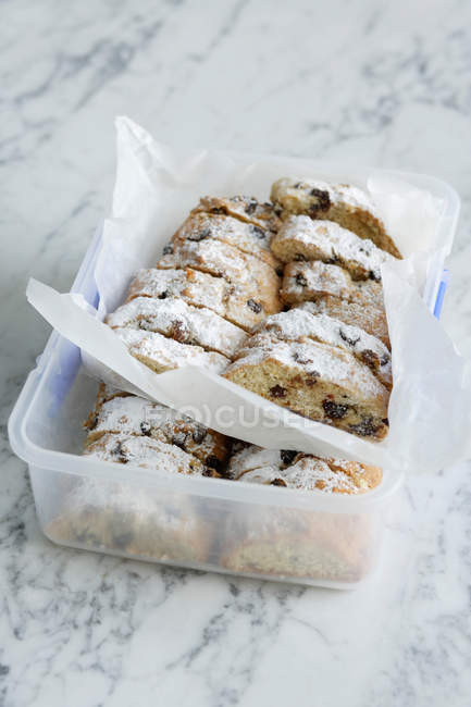 Brot in Metzgerpapier in Lunchbox — Stockfoto