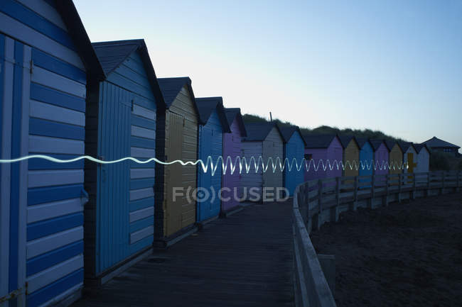 Coloridas cabañas de playa al atardecer - foto de stock