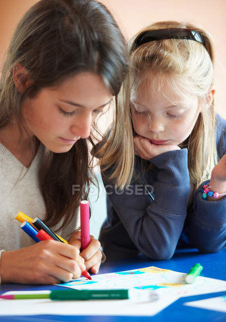 Дети рисуют в помещении, сосредоточиться на переднем плане — стоковое фото