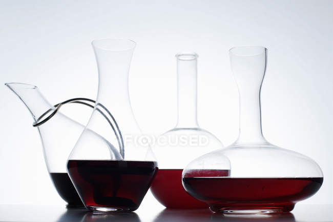 Carafes de verre au vin rouge — Photo de stock
