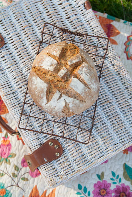 Буханка хлеба на подносе — стоковое фото