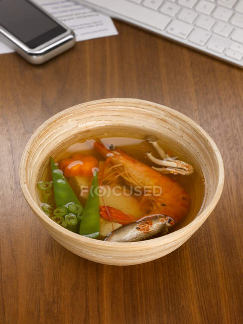 Bol de soupe sur le bureau — Photo de stock