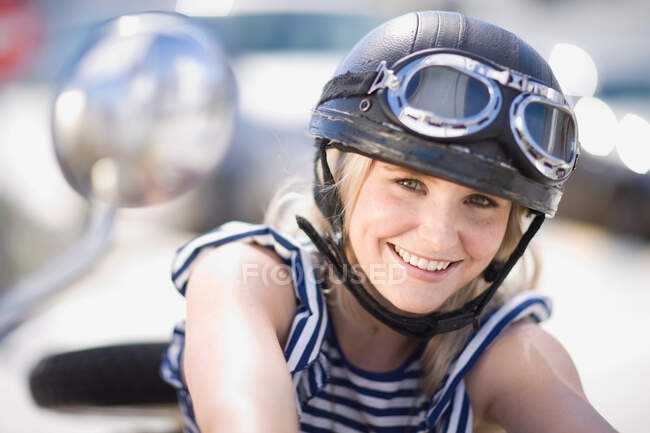 Mulher em uma moto — Fotografia de Stock