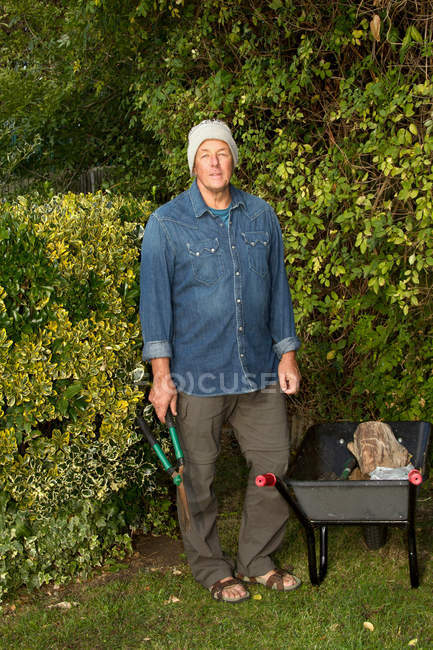 Літній чоловік працює в саду — стокове фото