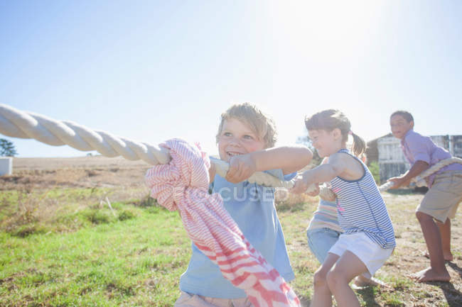 Quattro bambini che giocano a tiro alla fune — Foto stock