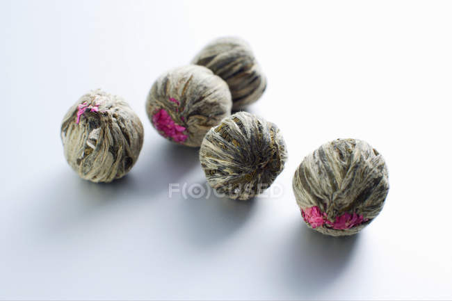 Folhas de chá de jasmim lichia no branco — Fotografia de Stock
