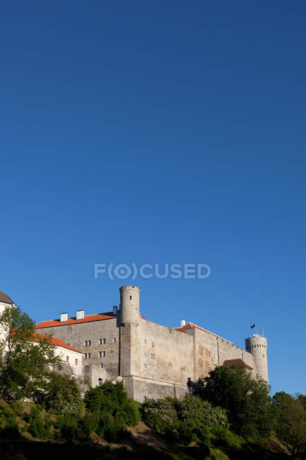 Mittelalterliche Burg und blauer Himmel — Stockfoto