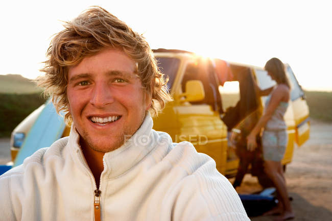 Man on beach smiling with woman — Stock Photo