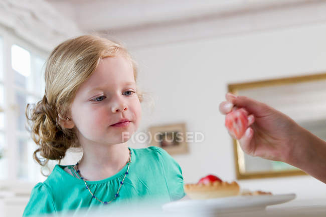 Frau füttert Tochter beim Frühstück — Stockfoto