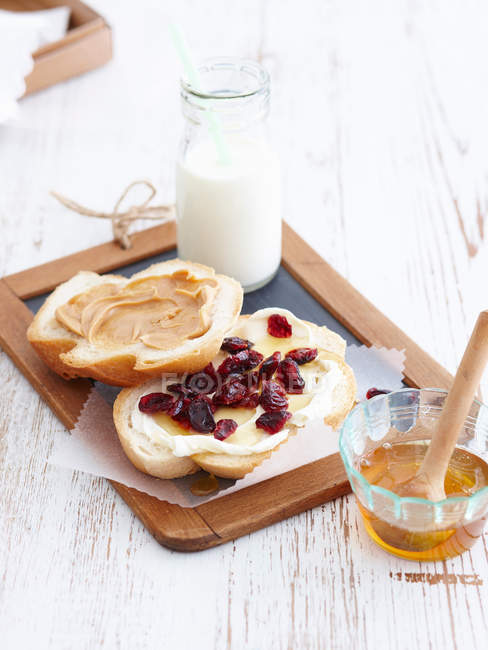 Sandwiches with peanut butter and dry berries — Stock Photo