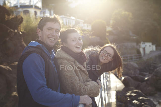 Amigos em viagem de um dia em Devon, Reino Unido vestindo roupas de inverno — Fotografia de Stock