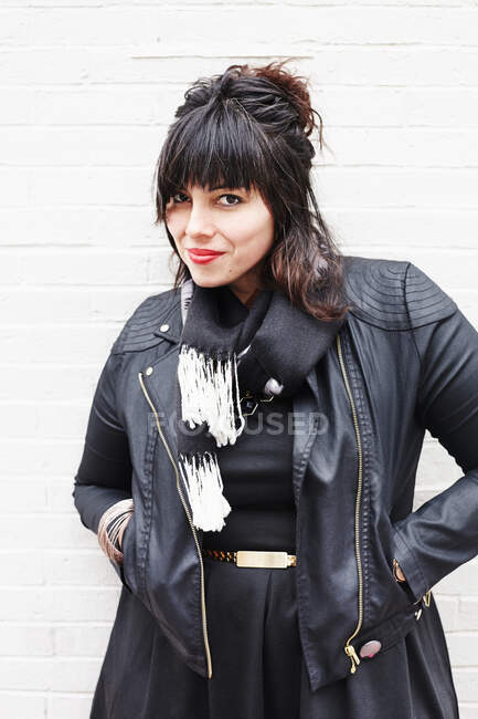 Retrato de uma mulher usando jaqueta de couro — Fotografia de Stock