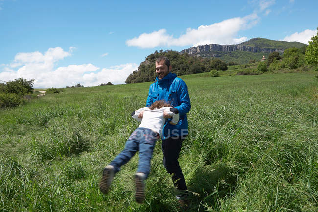 Отец и дочь играют в поле — стоковое фото