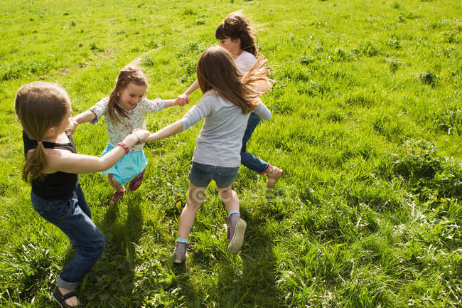 Девушки играют в кругу на открытом воздухе — стоковое фото