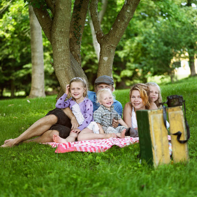 Familie beim gemeinsamen Picknick — Stockfoto