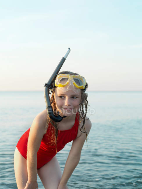 Девушка с трубкой и маской в воде — стоковое фото