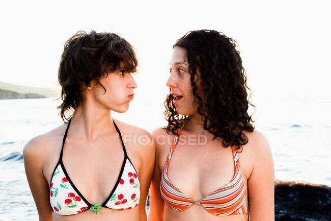 Mujeres con bikinis en la playa - foto de stock
