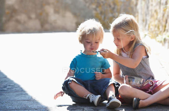 Brother and sister having a snack — Stock Photo