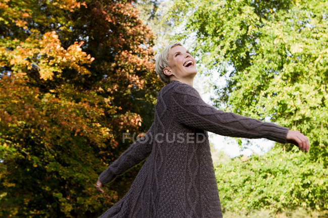 Mulher brincando no parque — Fotografia de Stock