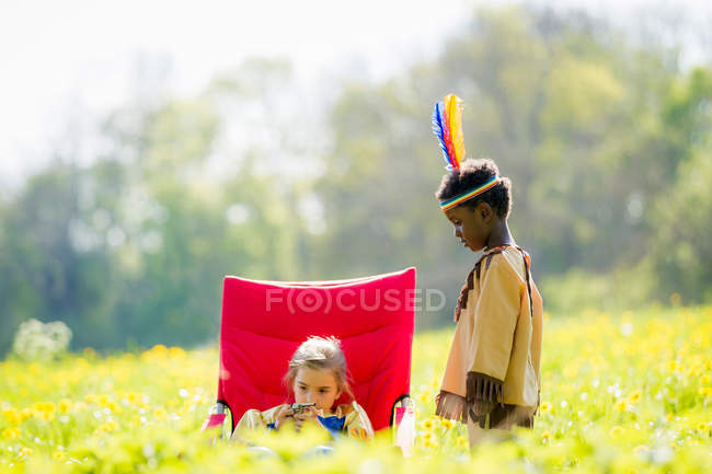Crianças jogando vestido ao ar livre — Fotografia de Stock