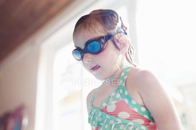 Ragazza con gli occhiali a bordo piscina — Foto stock