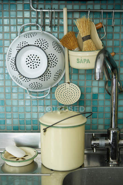 Vista de panela e coador na pia da cozinha — Fotografia de Stock