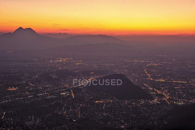 Vue du paysage éclairé de la ville — Photo de stock