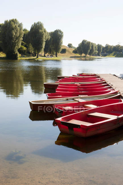 Barcos atados en embarcadero - foto de stock