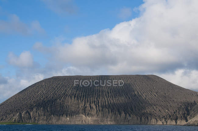 Isola di San Benedicto con formazione di cenere — Foto stock